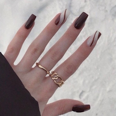 feine linien auf nägeln