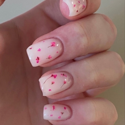 zartes beige nageldesign