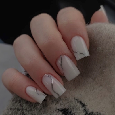 Simple and timeless: square nail shape