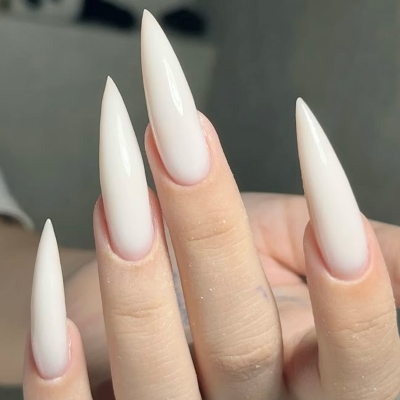 Stiletto nails for a dramatic look