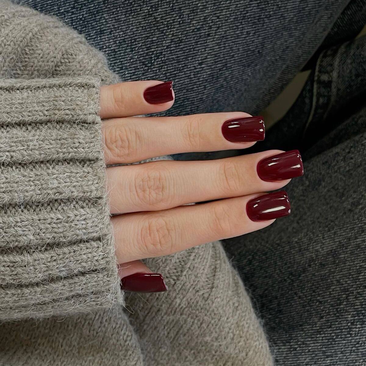 Maniküre in der Farbe reifer Kirschen