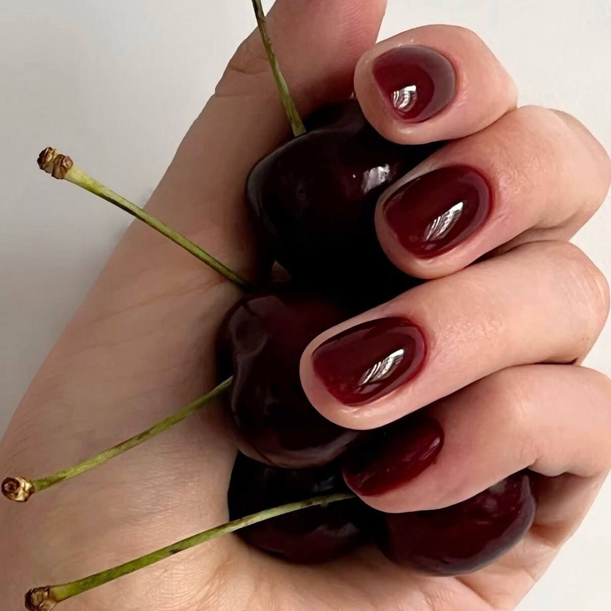 Helle Kirschmaniküre für den Herbst