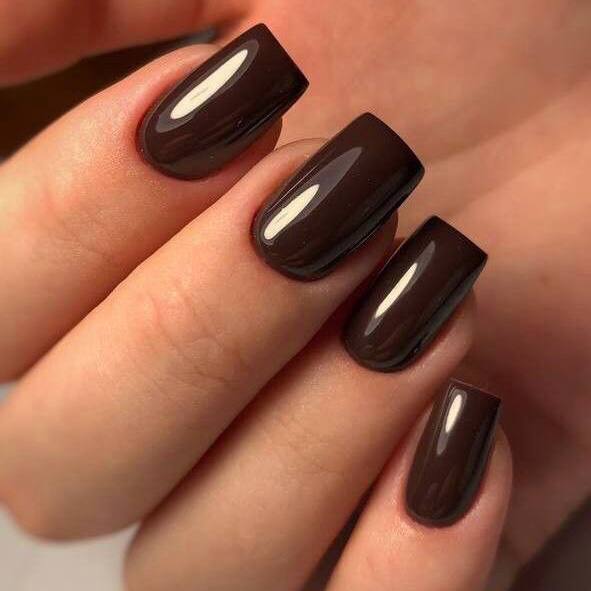 Maniküre in der Farbe von Milchschokolade