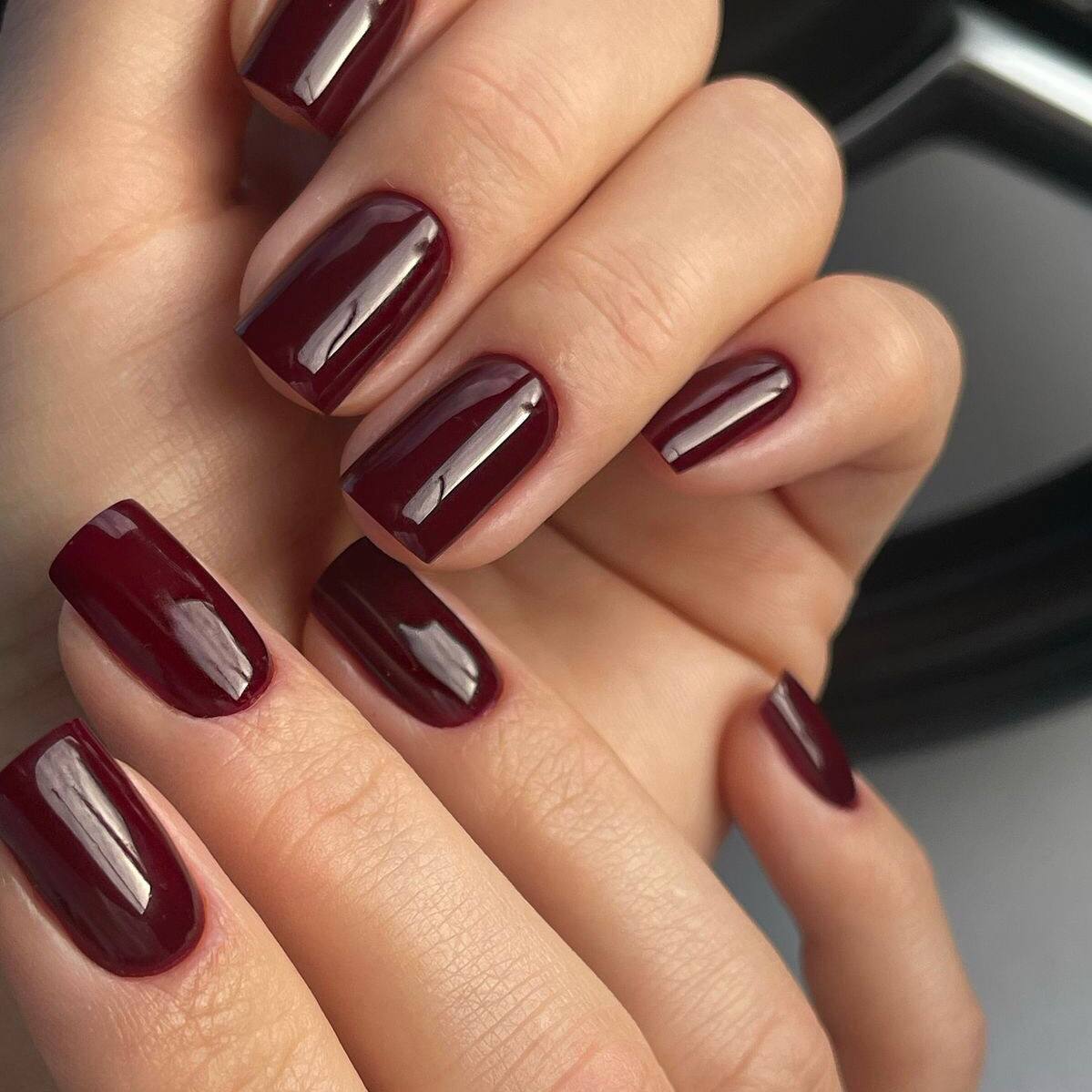 Marsalafarbene Maniküre auf langen Nägeln