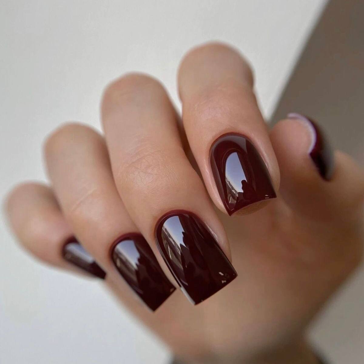 Glänzende Weinmaniküre für den Herbst