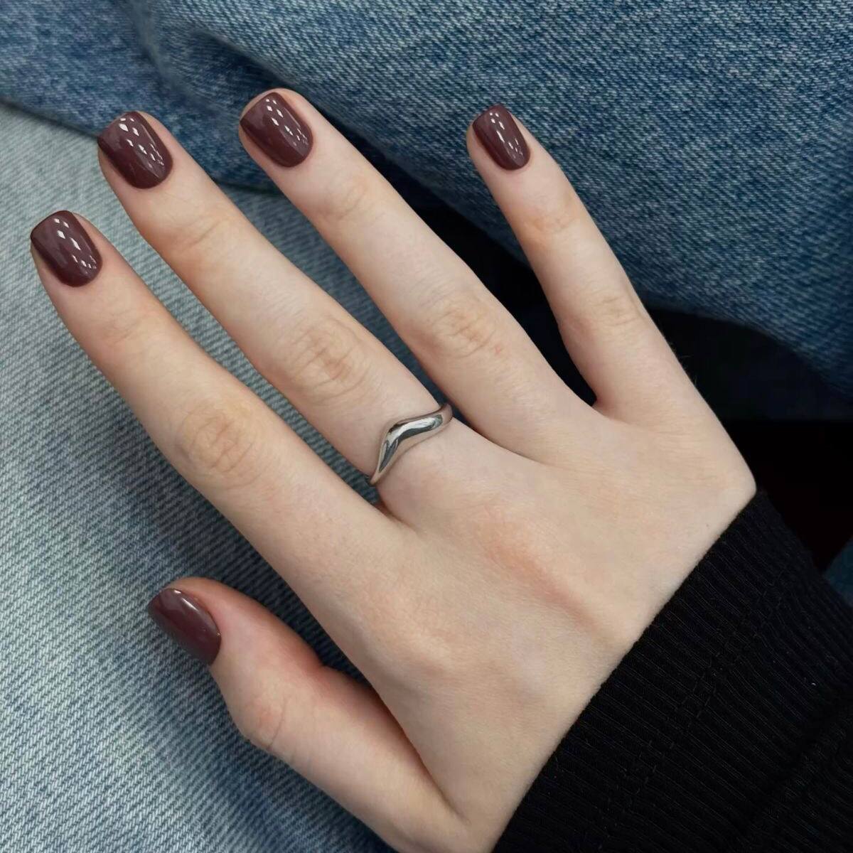 Schokoladenmaniküre auf mandelförmigen Nägeln