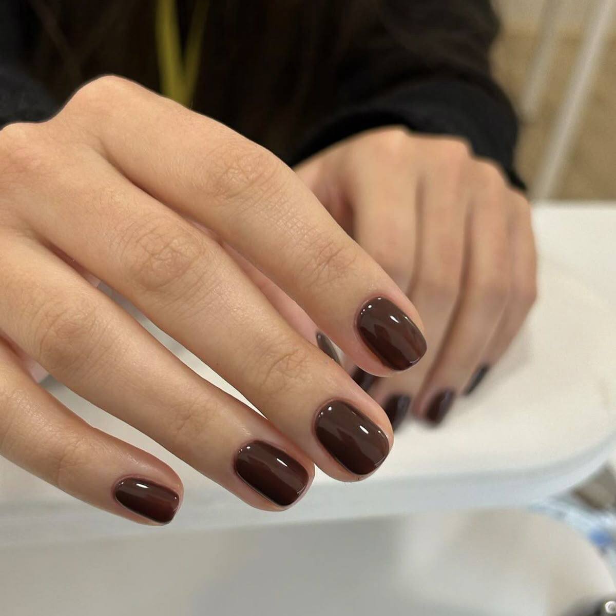 Braune Herbstmaniküre