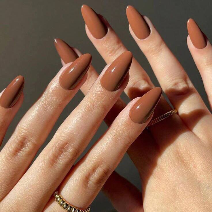 Rötlich-braune Maniküre für den Herbst