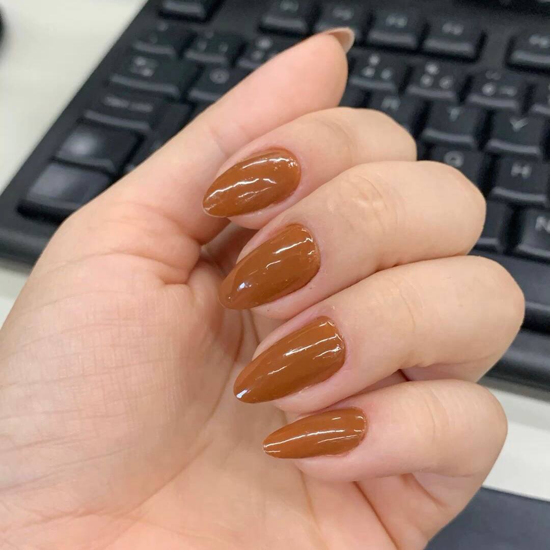 Karamellfarbene Herbstmaniküre
