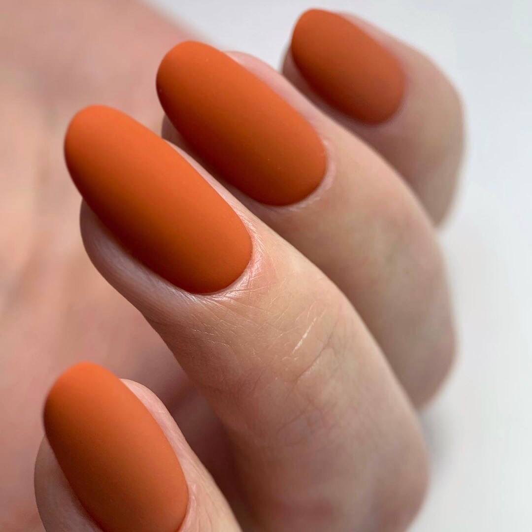 Terrakotta-Maniküre auf kurzen Nägeln