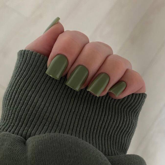Olivgrüne Herbstmaniküre mit mattem Überlack