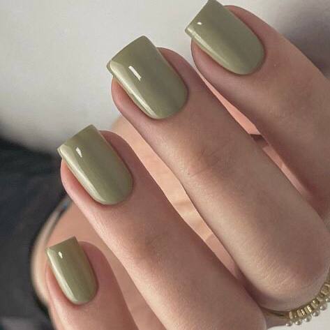 Khakifarbene Maniküre für den Herbst