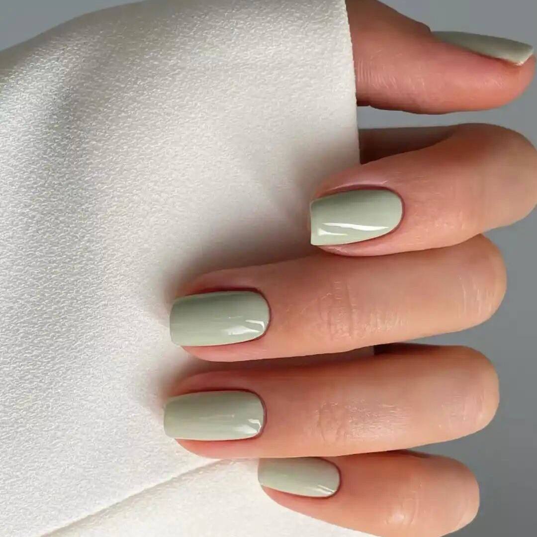 Zurückhaltende grüne Maniküre