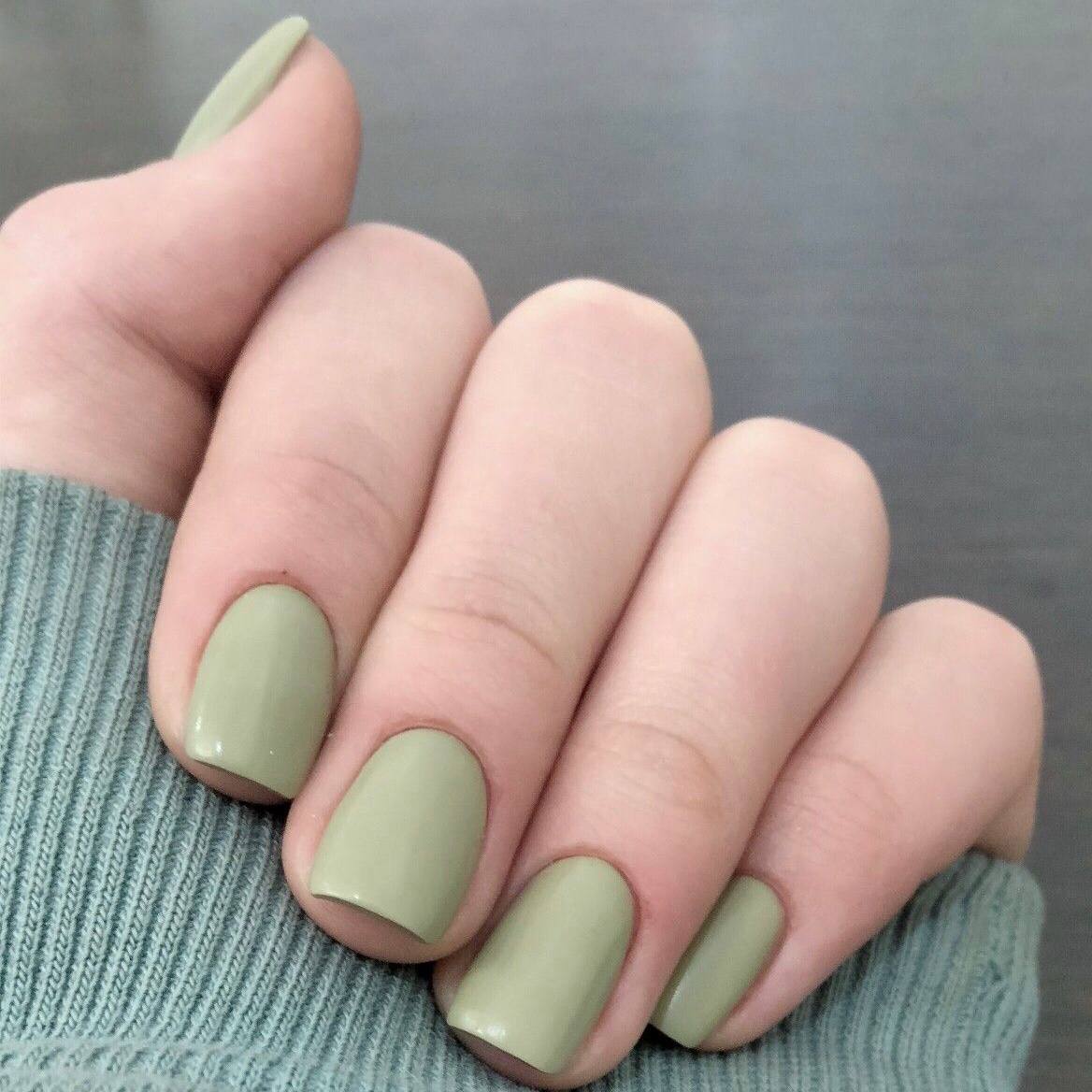 Moosfarbene Maniküre auf langen Nägeln