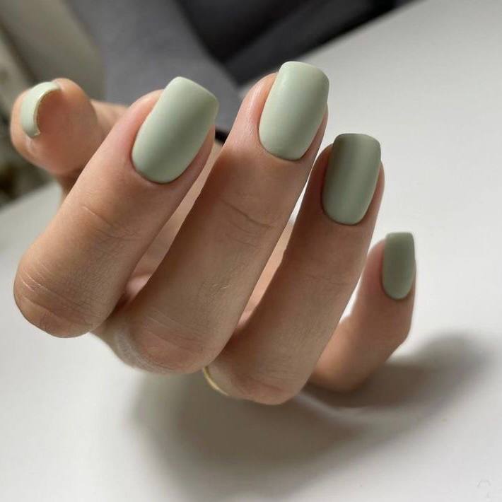 Dunkle grau-grüne Maniküre