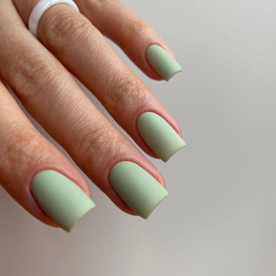 Tiefgrüne Maniküre für den Herbst