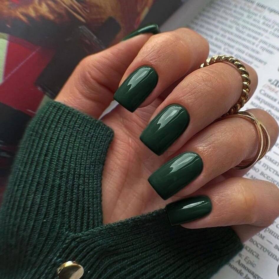 Luxuriöse Smaragd-Maniküre