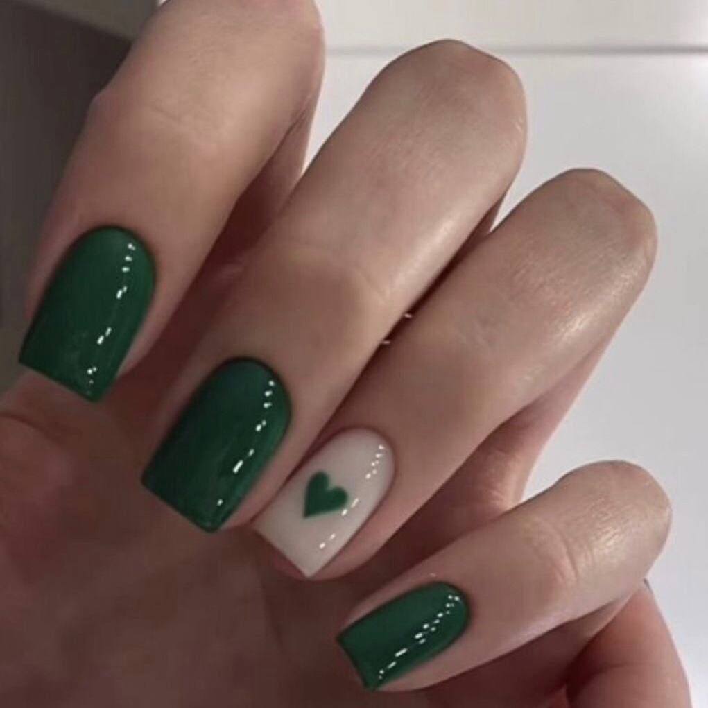 Abendliche Smaragd-Maniküre für den Herbst