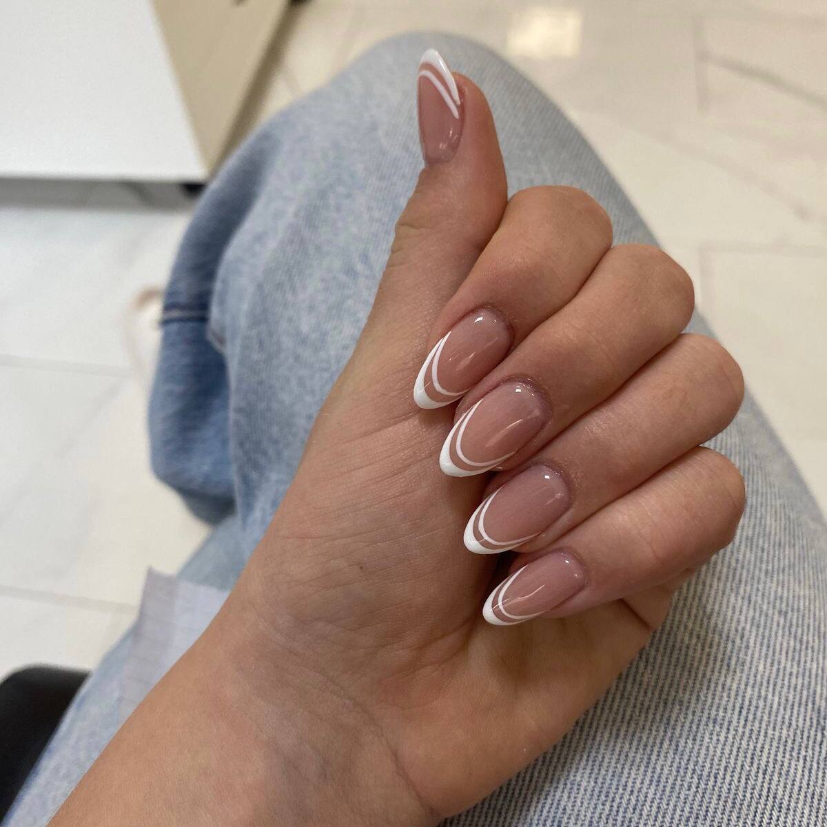 Herbst-French-Maniküre mit bordeauxfarbener Spitze