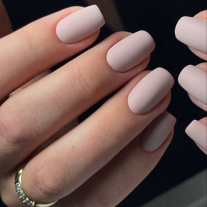 Matte Herbstmaniküre in dunklen Tönen