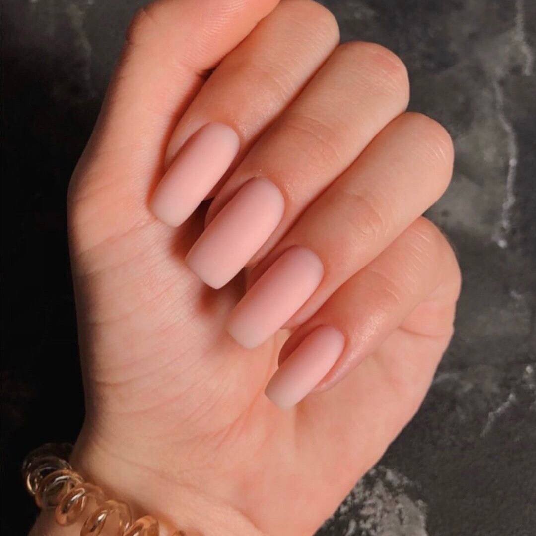 Matte Nude-Maniküre für den Herbst
