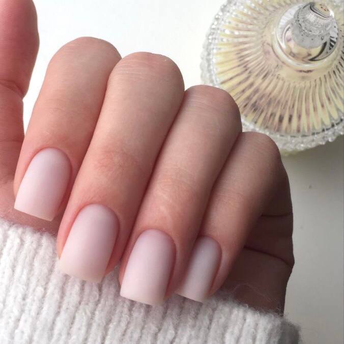 Samtige matte Maniküre