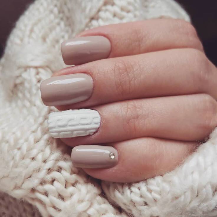 Herbstmaniküre mit Pullover-Effekt