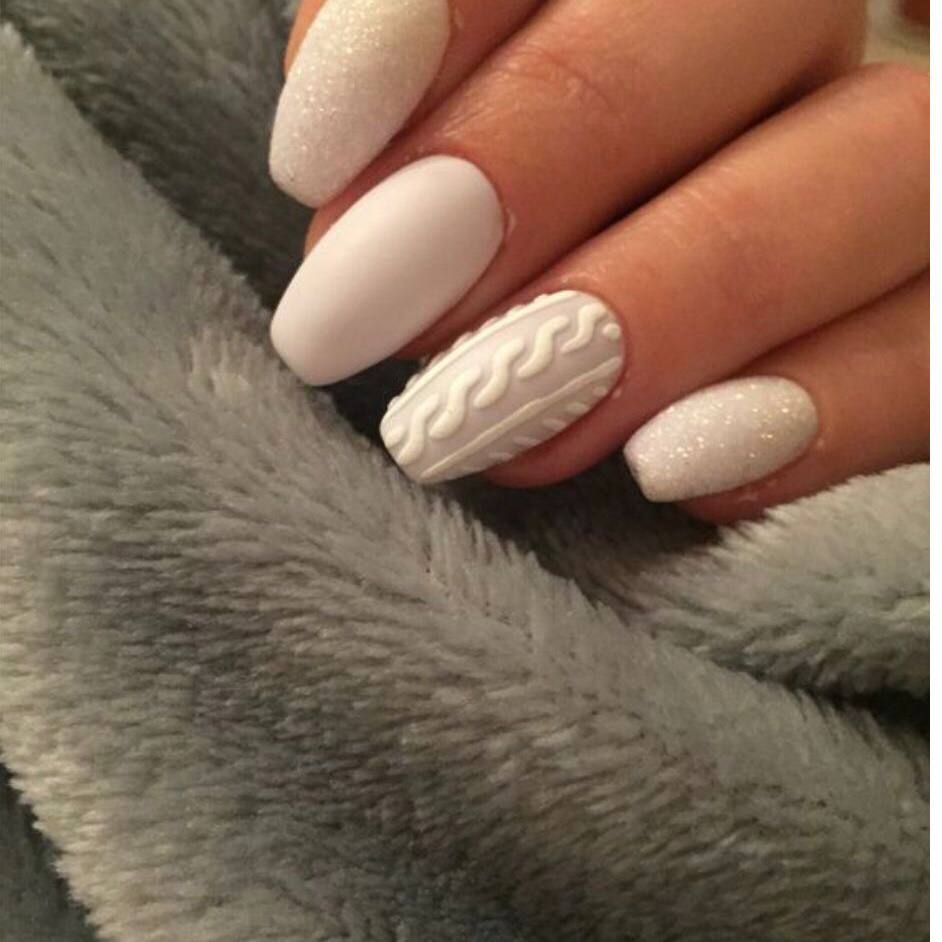 Beige Pullover-Maniküre