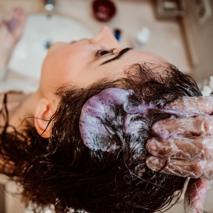 Frau färbt Haare zu Hause