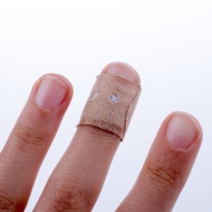 Finger in weißer Mullbinde