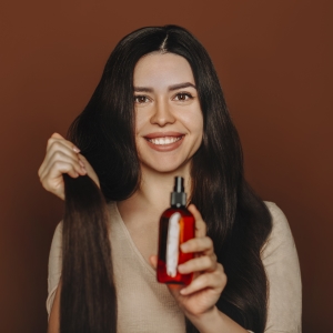 Junge Frau mit Milch auf schwarzem Hintergrund