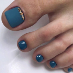 тренд педикюра 2025