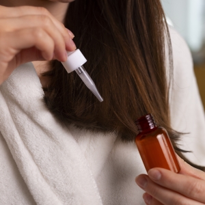 Frau mit Haarpflege und Routine